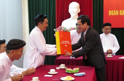 Le vice-président du CC du Front de la patrie reçoit les dignitaires caodaïstes - ảnh 1